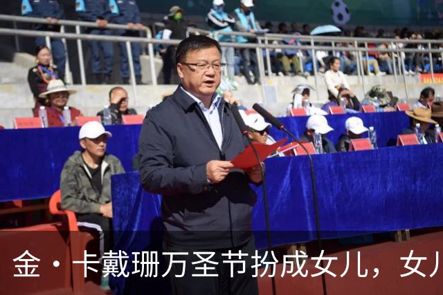 金·卡戴珊万圣节扮成女儿，女儿又扮成了别人